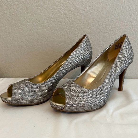Bandolino Women’s Silver Sparkle Rainaa Peep Toe Gold Metallic Heels, Size 8 - Picture 4 of 8